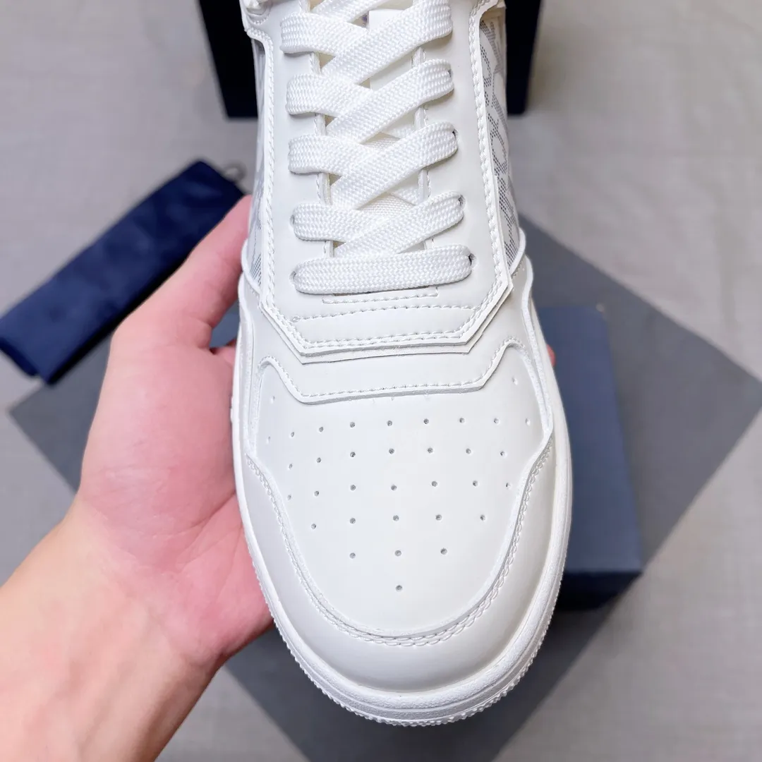 p440 "Dio*" mid-top B27 casual sneakers. This B27 high-top sneaker is a new product in the series and continues Di*r's classic style. Crafted from gray and white smooth calf leather with beige and black Oblique print panels on the sides. The "CD Icon" shaped shoelace eyelets are clever and delicate, and the two-color rubber sole, rear collar and heel are all equipped with the brand's iconic details to enhance the style. Oblique printed straps at the ankle allow for an adjustable fit to complement the overall design. Fashionable and versatile, it can complement any look. Create an exquisite design with unique dynamic vitality and modern atmosphere, presented in low-top and high-top styles. This new must-have shoe adds a new dimension to Dior's archive heritage, embodying modern elegance. Purchase the original version and make it 1:1. If you need top quality, please come to me! Male 38-44! No. 067